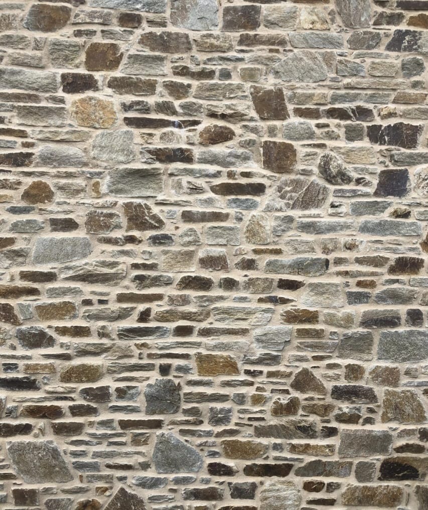 Mur en pierre naturelle apparente