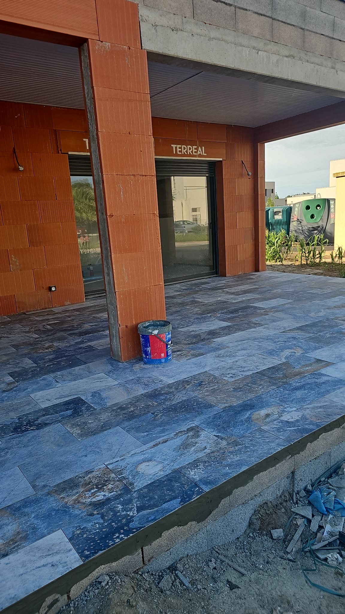 Terrasse extérieure en carrelage effet ardoise bleue