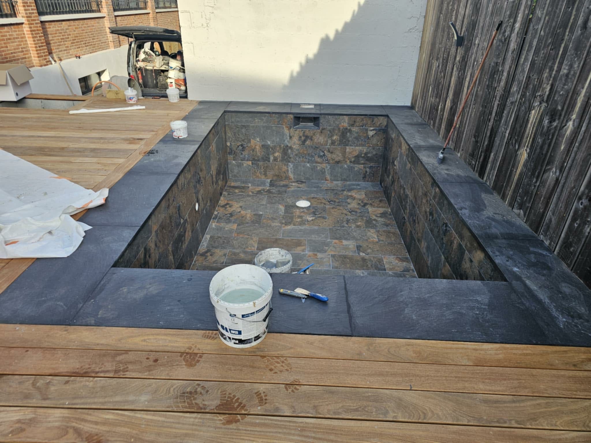 Terrasse en travertin autour d'une piscine