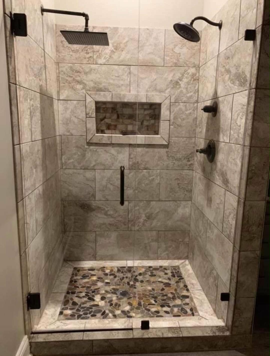Douche à l'italienne carrelée avec sol en galets