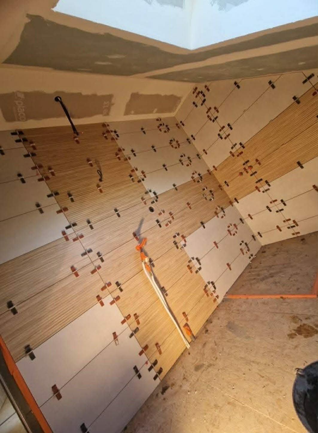 Pose de carrelage en angle avec croisillons
