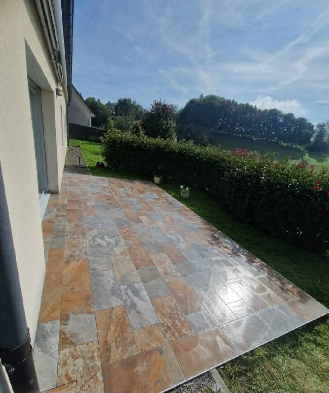 Terrasse en pierre naturelle posée par TS Travaux Services à Limoges